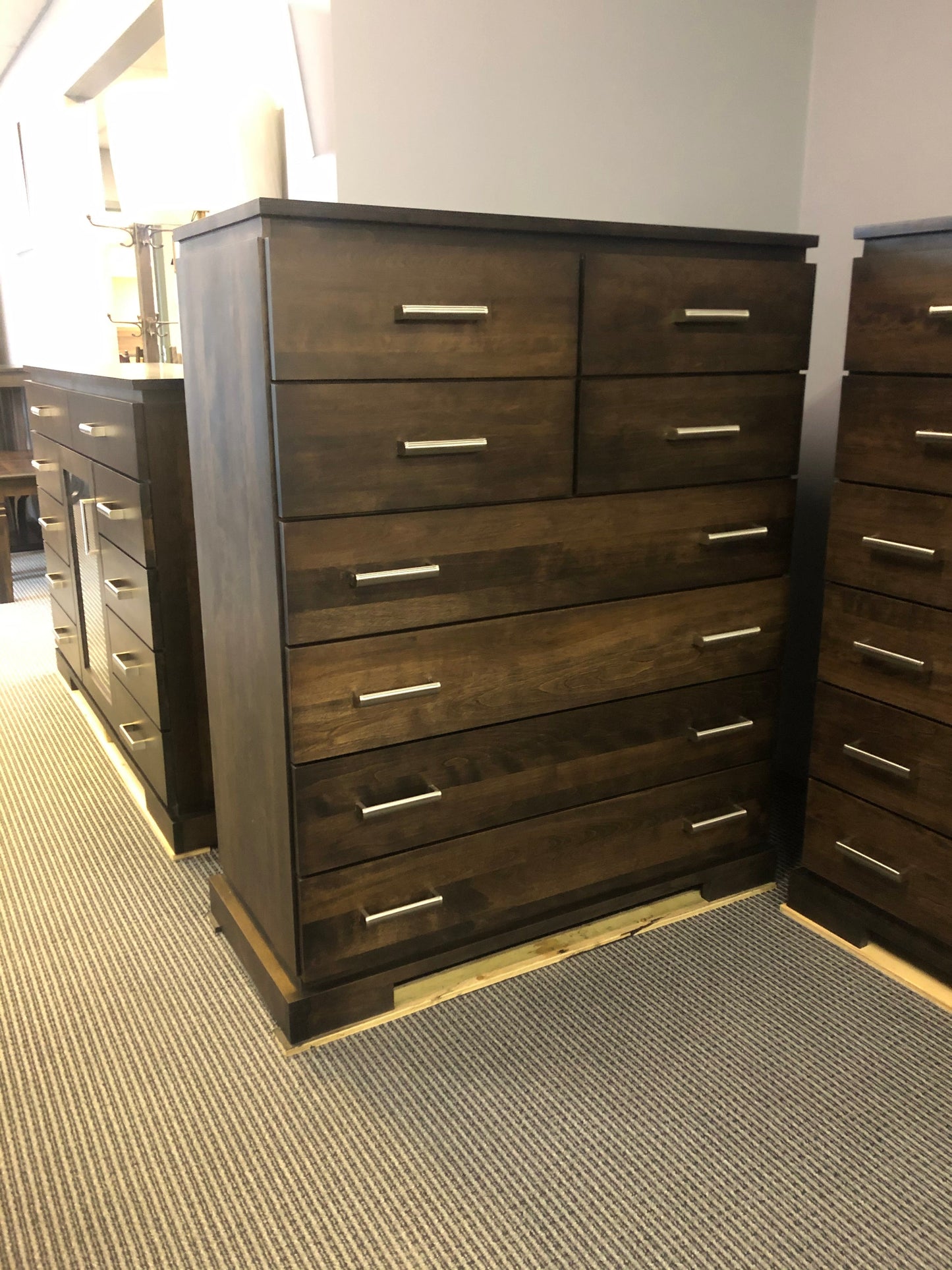 Smooth 6 Piece Designer Queen Bedroom Set in Guinness Finish S-230