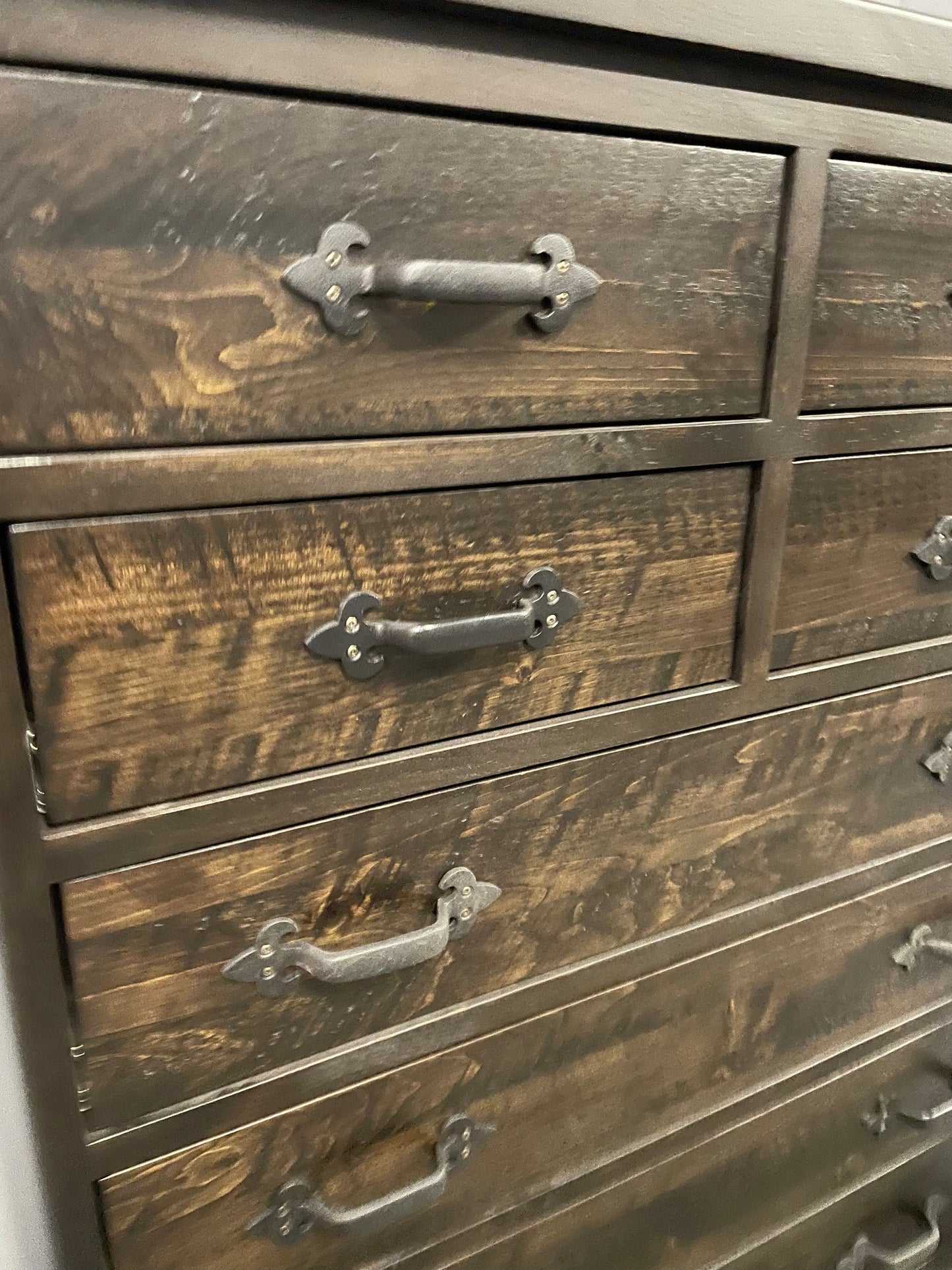 R206AP Rustic Pine 8 Drawer Chest in Guinness Finish S-553
