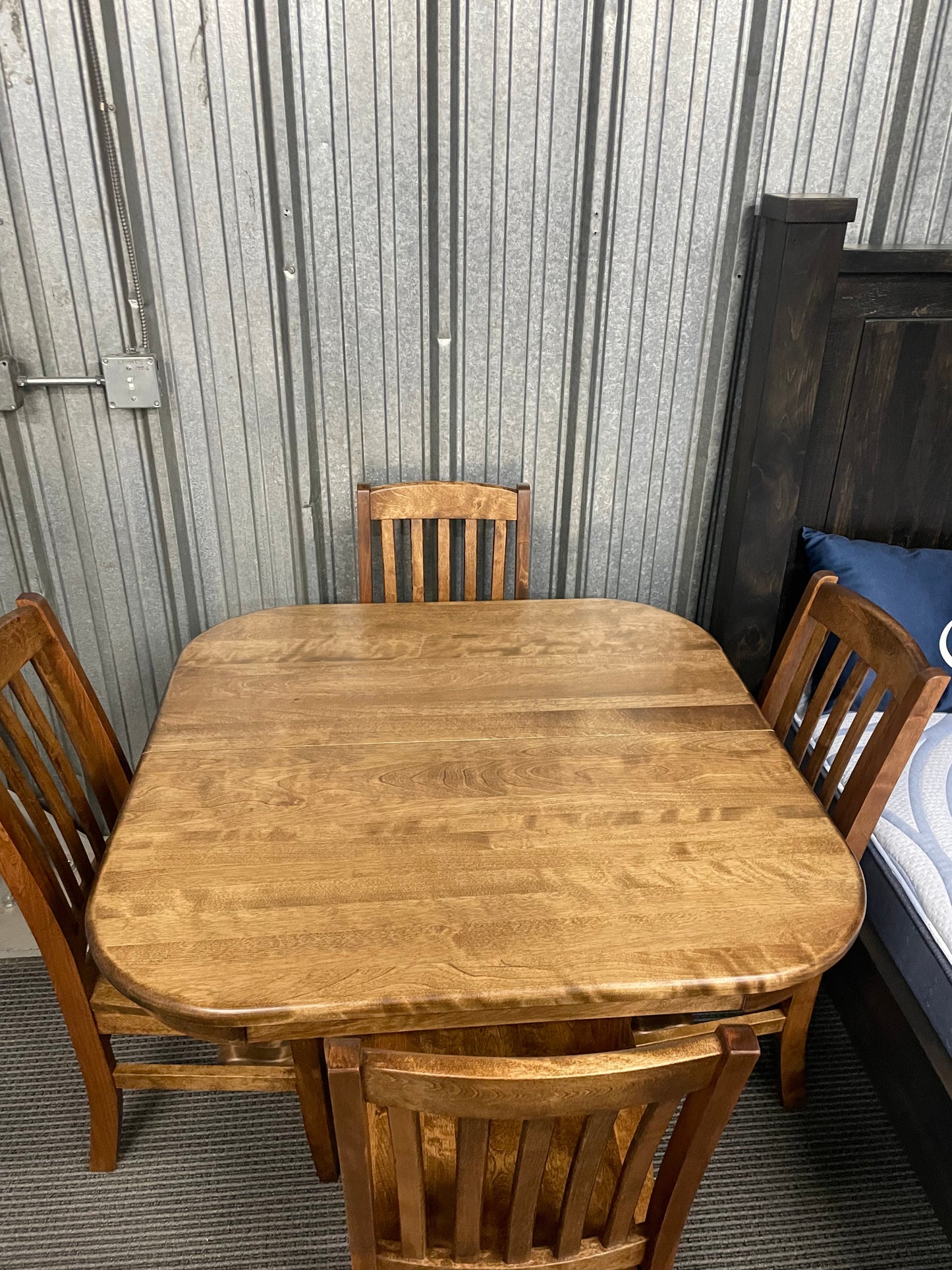 Smooth Birch 5/4 507B Single Colonial Pedestal Table & 4 Smooth Scholar Chairs with Saddled Wood Seats in Black Walnut Finish S-716